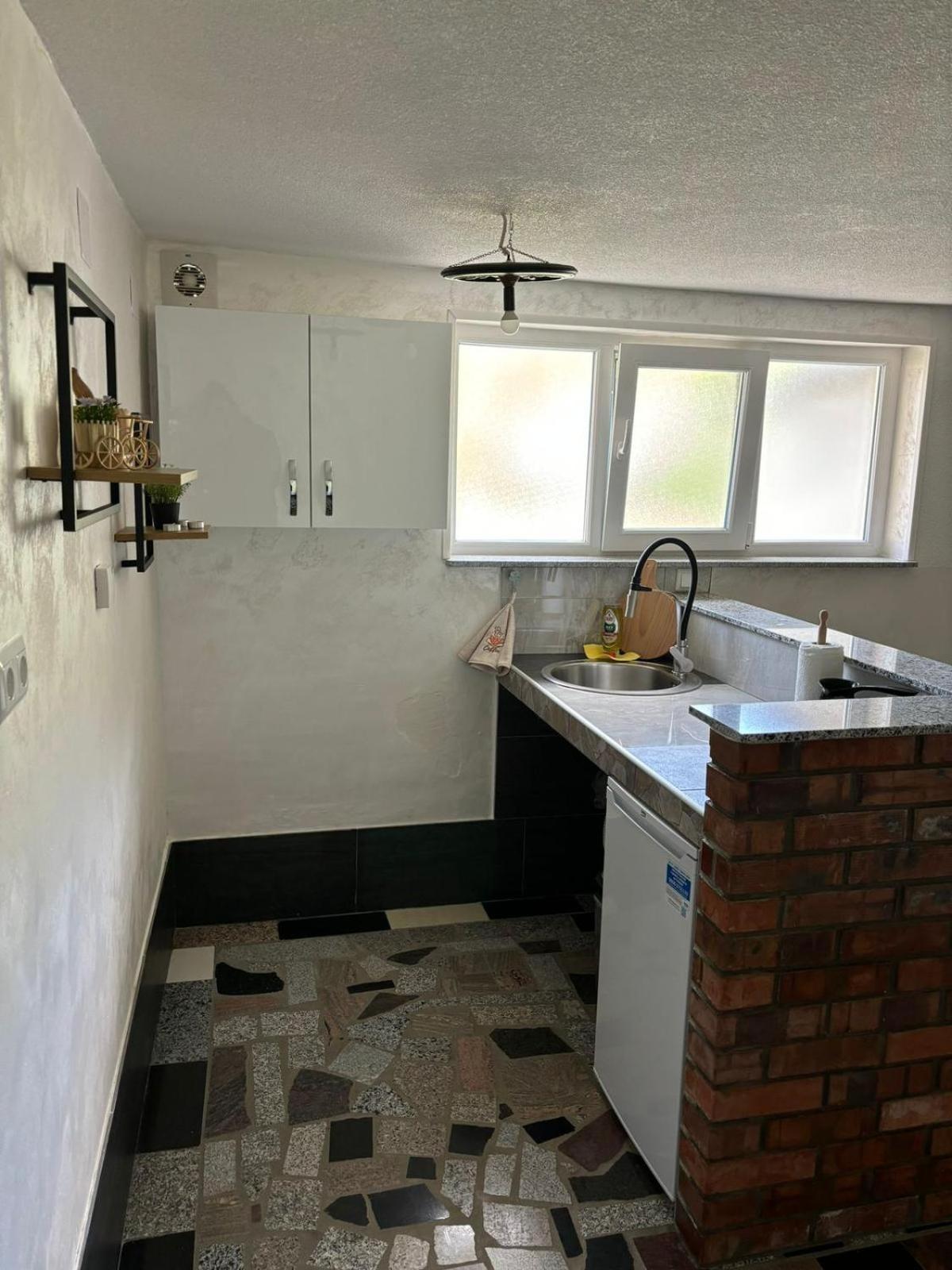 Studio Apartman Azra Kulen Vakuf Extérieur photo
